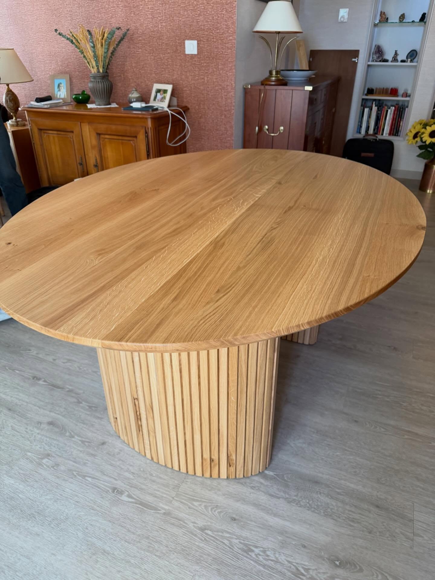 Table ovale en chêne massif au design contemporain, fabriquée sur-mesure par l'atelier La Cave à Bois